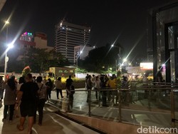 Basemen Alun-alun Suroboyo Dipadati Warga di Malam Natal