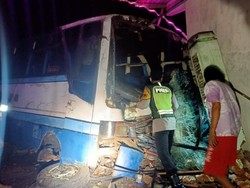 Bus Jaya Tabrak Rumah di Trenggalek, 8 Penumpang Luka-luka
