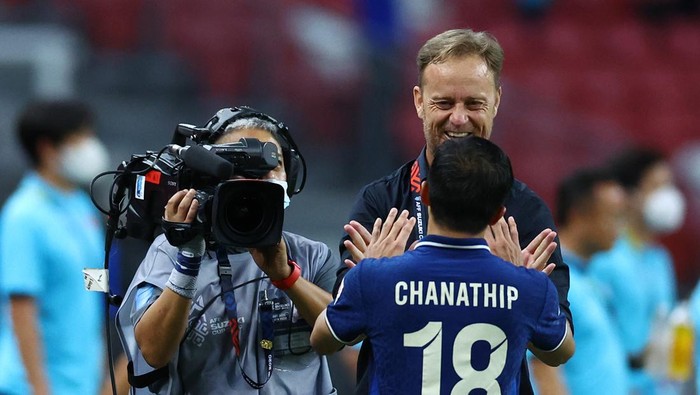 SINGAPORE, SINGAPORE - DECEMBER 23: Head coach Alexandre Polking and Chanathip Songkrasin #18 of Thailand celebrate after their 2-0 victory over Vietnam during the first leg of their AFF Suzuki Cup semifinal at the National Stadium on December 23, 2021 in Singapore. (Photo by Yong Teck Lim/Getty Images)
