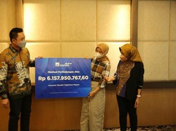 AXA Mandiri Serahkan Klaim Asuransi Rp 6,1 M ke IRT di Tegal