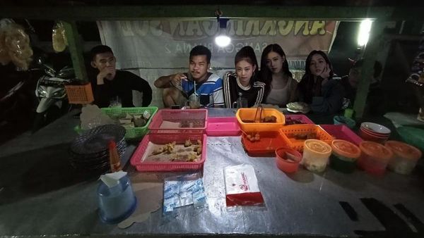 Ngakak! 10 Editan Foto Makan Bareng Artis, BLACKPINK hingga Justin Bieber
