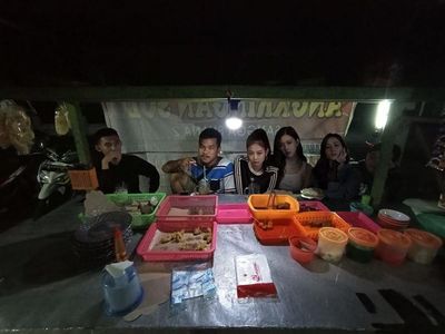 Ngakak! 10 Editan Foto Makan Bareng Artis, BLACKPINK hingga Justin Bieber