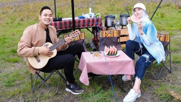 Keseruan Shandy Purnamasari Saat Kulineran Bareng Keluarga dan Sahabat
