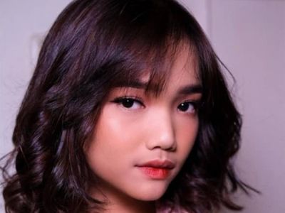 8 Gaya Feminin Fuji Pakai Kebaya Kutu Baru Saat Datang ke Acara Crazy Rich