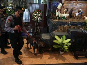 Polisi Sterilkan Gereja di Pekalongan Jelang Misa Natal
