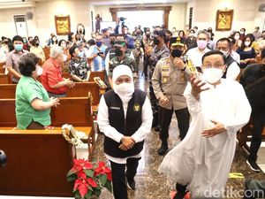 Tinjau Gereja, Khofifah Pastikan Umat Nasrani Beribadah dengan Aman