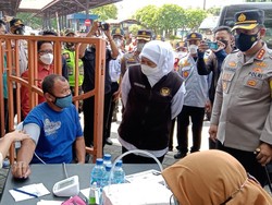 Antisipasi Penyebaran COVID-19, Khofifah Cek Terminal Purabaya Bungurasih