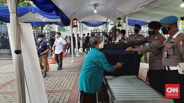 Puluhan jemaat umat Katolik mendatangi Gereja Katedral, Gambir Jakarta Pusat jelang pelaksanaan misa Natal kedua pada pukul 16.00 WIB, Jumat (24/12) sore.