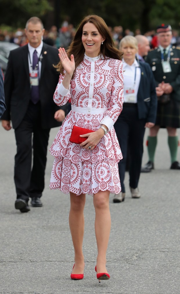 Kate Middleton dalam busana merah/pinterest.com