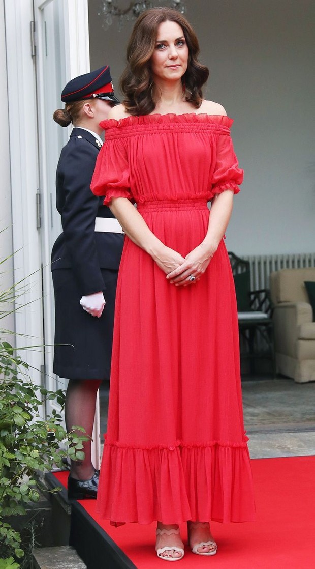Kate Middleton dalam busana merah/pinterest.com