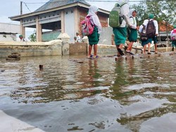 Semangat Siswa dan Guru di Muara Gembong Demi Pendidikan di Tengah Rob