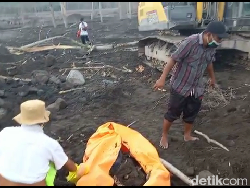 Satu Korban Semeru Ditemukan Tertimbun Abu Vulkanik