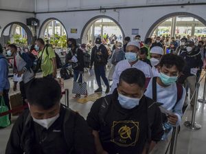 Libur Nataru, Pemudik Padati Stasiun Pasar Senen