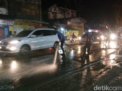 Limbah Diangkut Truk Tumpah di Pantura Lamongan, Jalan Berbau Tak Sedap
