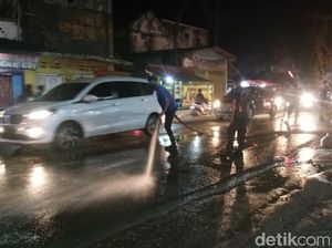 Limbah Diangkut Truk Tumpah di Pantura Lamongan, Jalan Berbau Tak Sedap Limbah Diangkut Truk Tumpah di Pantura Lamongan, Jalan Berbau Tak Sedap