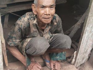 Pilu Mbah Sunardi Tinggal Seatap dengan Kandang Ayam, Menanti Uluran Tangan