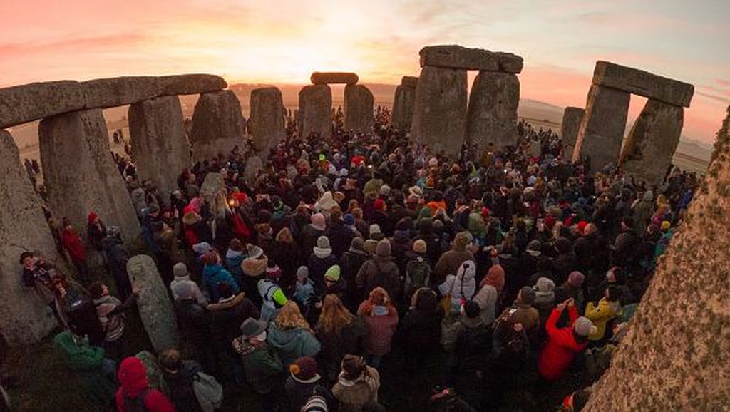 Menikmati Matahari Terbenam di Batuan Stonehenge Inggris