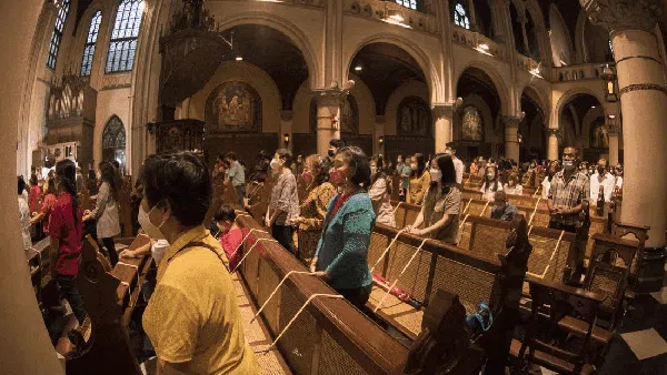 Suasana Misa Malam Natal di Gereja Katedral Jakarta