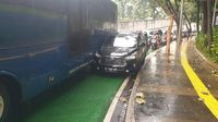 Potret Mobil Penyok Terjepit Bus APTB di Sudirman