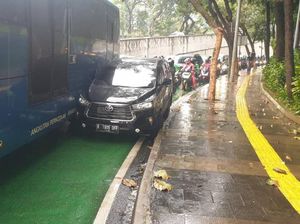 Potret Mobil Penyok Terjepit Bus APTB di Sudirman