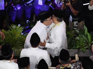 Cium-Peluk Hangat Yahya Staquf ke Said Aqil Saat Muktamar Ditutup Cium-Peluk Hangat Yahya Staquf ke Said Aqil Saat Muktamar Ditutup