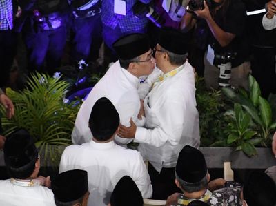 Momen Yahya Staquf Peluk Said Aqil di Muktamar NU