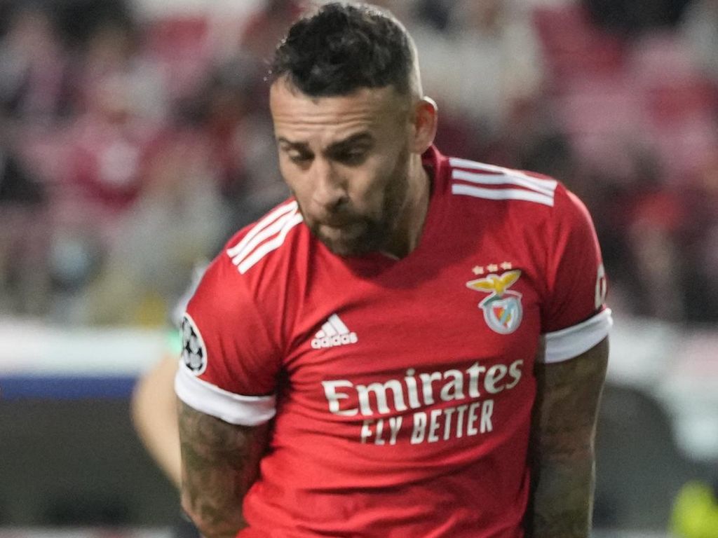 Otamendi Hantam Lawan, Pasang Wajah Kesakitan, Diusir Keluar Lapangan Otamendi Hantam Lawan, Pasang Wajah Kesakitan, Diusir Keluar Lapangan