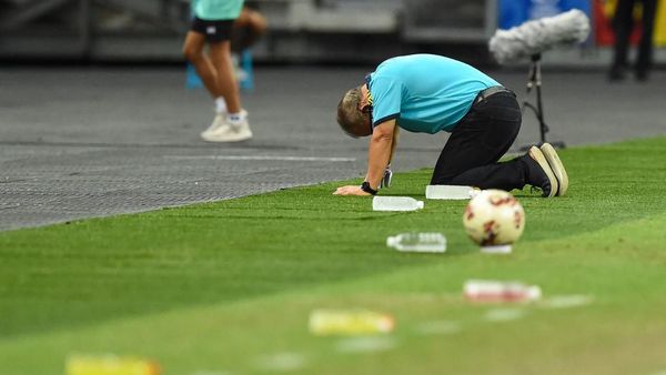 Vietnam Kalah, Park Hang-seo Tertunduk Lemah, Marah, Tengadah