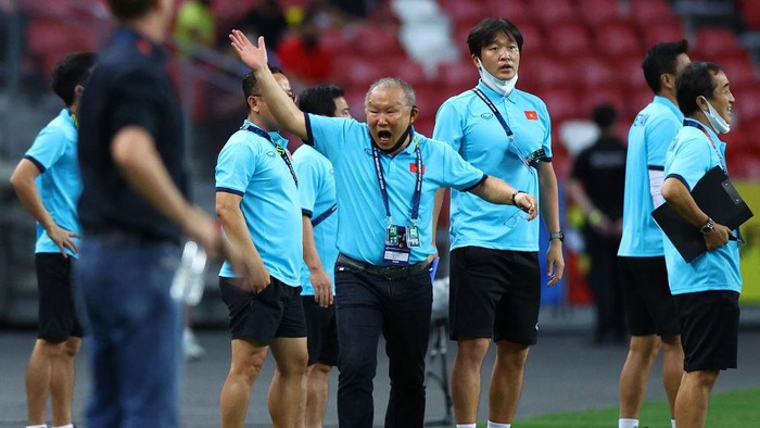 SINGAPORE, SINGAPORE - DECEMBER 23: Head coach Park Hang Seo (C) of Vietnam reacts after the 0-2 loss to Thailand during the first leg of their AFF Suzuki Cup semifinal at the National Stadium on December 23, 2021 in Singapore. (Photo by Yong Teck Lim/Getty Images)