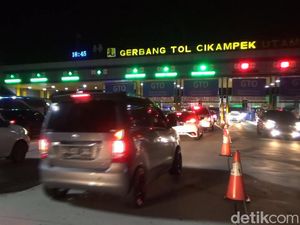 Penampakan Ramainya Gerbang Tol Cikampek Malam Ini Penampakan Ramainya Gerbang Tol Cikampek Malam Ini