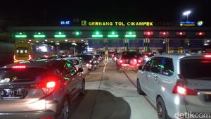 Pemudik Mulai Padati Gerbang Tol Cikampek Utama