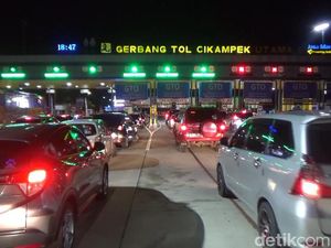Pemudik Mulai Padati Gerbang Tol Cikampek Utama