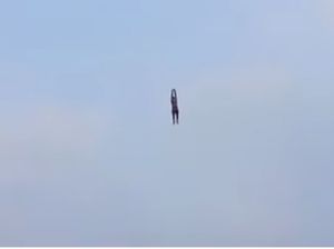 Main Layangan, Pria Malah Terbawa Terbang