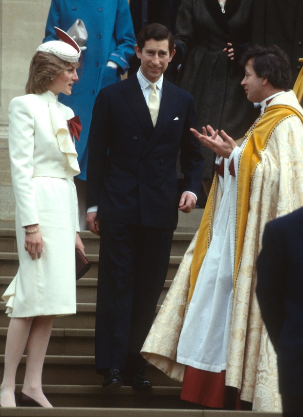 Putri Diana dengan Setelan Bernuansa Warna Putih