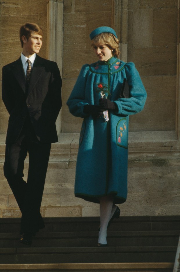 Putri Diana Mengenakan Mantel Wol