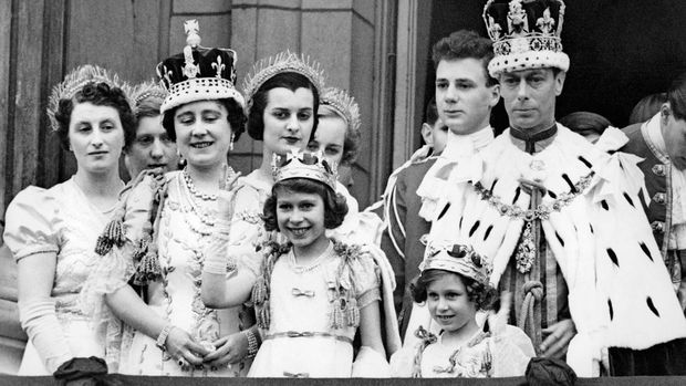 Queen Elizabeth (2nd-L, future Queen Mother), her daughter Princess Elizabeth (4th-L, future Queen Elizabeth II), Queen Mary (C) , Princess Margaret (5th-L) and the King George VI (R), pose at the balcony of the Buckingham Palace on May 12, 1937. (Photo by CENTRAL PRESS / AFP)