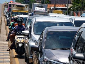 Sabar Ya, Jalan RE Martadinata Tangsel Lagi Macet