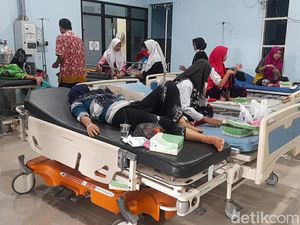 93 Santriwati di Brebes Muntah-Diare Usai Santap Makanan Bantuan 93 Santriwati di Brebes Muntah-Diare Usai Santap Makanan Bantuan