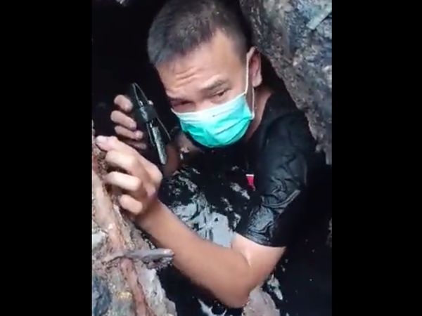 Potret Petugas Damkar Obok-obok Selokan Cari Kunci Mobil Warga