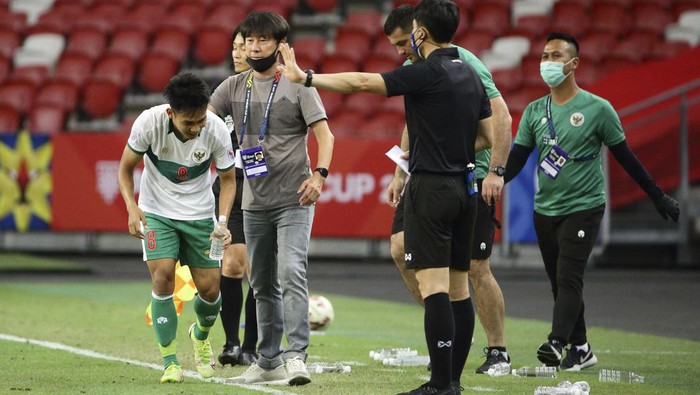 Indonesia head coach, Shin Tae Yong, second left, congratulates Witan Sulaeman of Indonesia, left, after scoring the first goal during the AFF Suzuki Cup 2020 semi-final first leg soccer match between Singapore and Indonesia in Singapore, Wednesday, Dec. 22, 2021. (AP Photo/Suhaimi Abdullah)