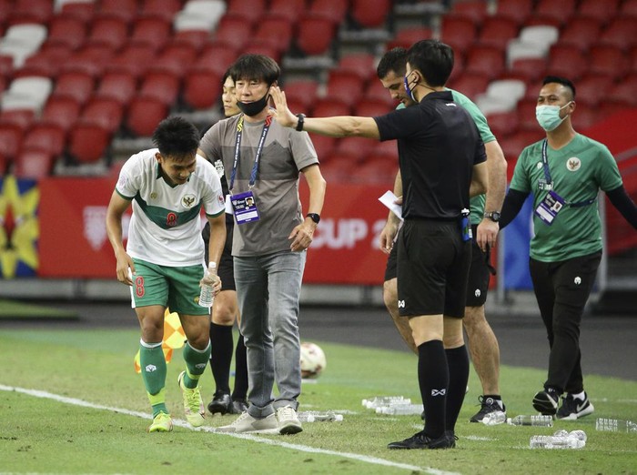 Indonesia head coach, Shin Tae Yong, second left, congratulates Witan Sulaeman of Indonesia, left, after scoring the first goal during the AFF Suzuki Cup 2020 semi-final first leg soccer match between Singapore and Indonesia in Singapore, Wednesday, Dec. 22, 2021. (AP Photo/Suhaimi Abdullah)