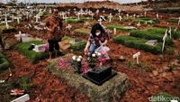 Suasana Haru Selimuti Ziarah Makam Jelang Natal