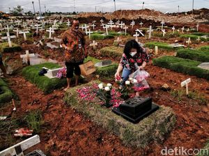 Suasana Haru Selimuti Ziarah Makam Jelang Natal