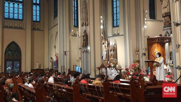 Suasana Misa Malam Natal 2021 di Katedral Jakarta Sebanyak 650 umat Katolik jemaat Gereja Katedral Jakarta Pusat mengikuti perayaan Misa malam Natal secara offline. Mereka tersebar di aula lantai satu, lantai dua, dan di luar ruangan, Jumat (24/12) petang.