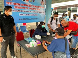 Kurangi Kecelakaan Jelang Nataru, Polisi Tes Urine Sopir MPU di Banyuwangi