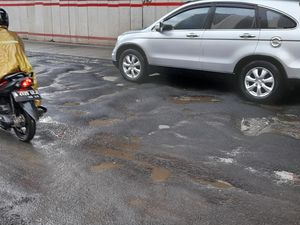 detikcom Do Your Magic: Baru Ditambal, Jl Rasuna Said Rusak Lagi