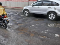 detikcom Do Your Magic: Baru Ditambal, Jl Rasuna Said Rusak Lagi