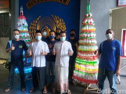 Ratusan Botol Bekas Disulap Jadi Pohon Natal di Rutan Salatiga