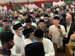 Pelukan Hangat Gus Yahya untuk Said Aqil di Pengujung Muktamar NU