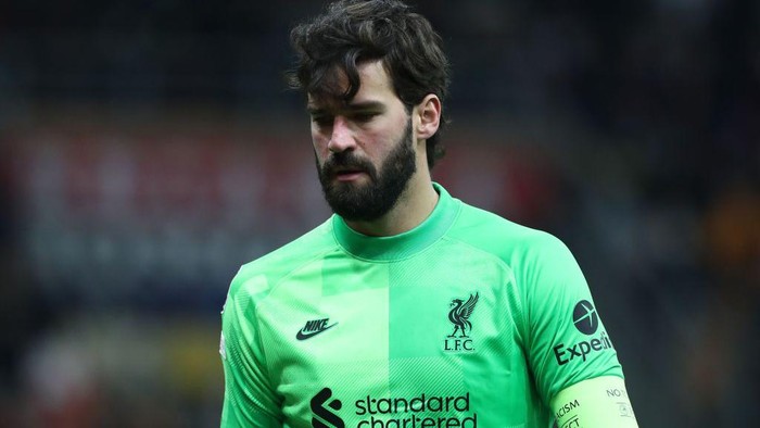 1358033747 MILAN, ITALY - DECEMBER 07: Alisson Becker of Liverpool FC looks on during the UEFA Champions League group B match between AC Milan and Liverpool FC at Giuseppe Meazza Stadium on December 07, 2021 in Milan, Italy. (Photo by Marco Luzzani/Getty Images)